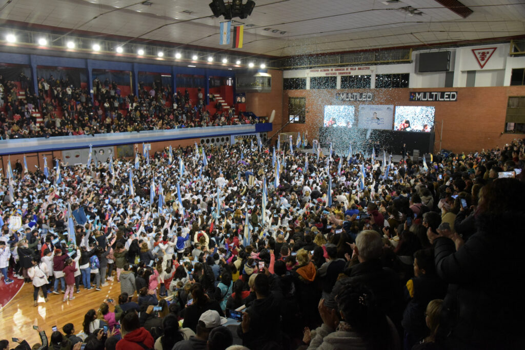 Más de 4.500 alumnas y alumnos de San Martín prometieron lealtad a la bandera