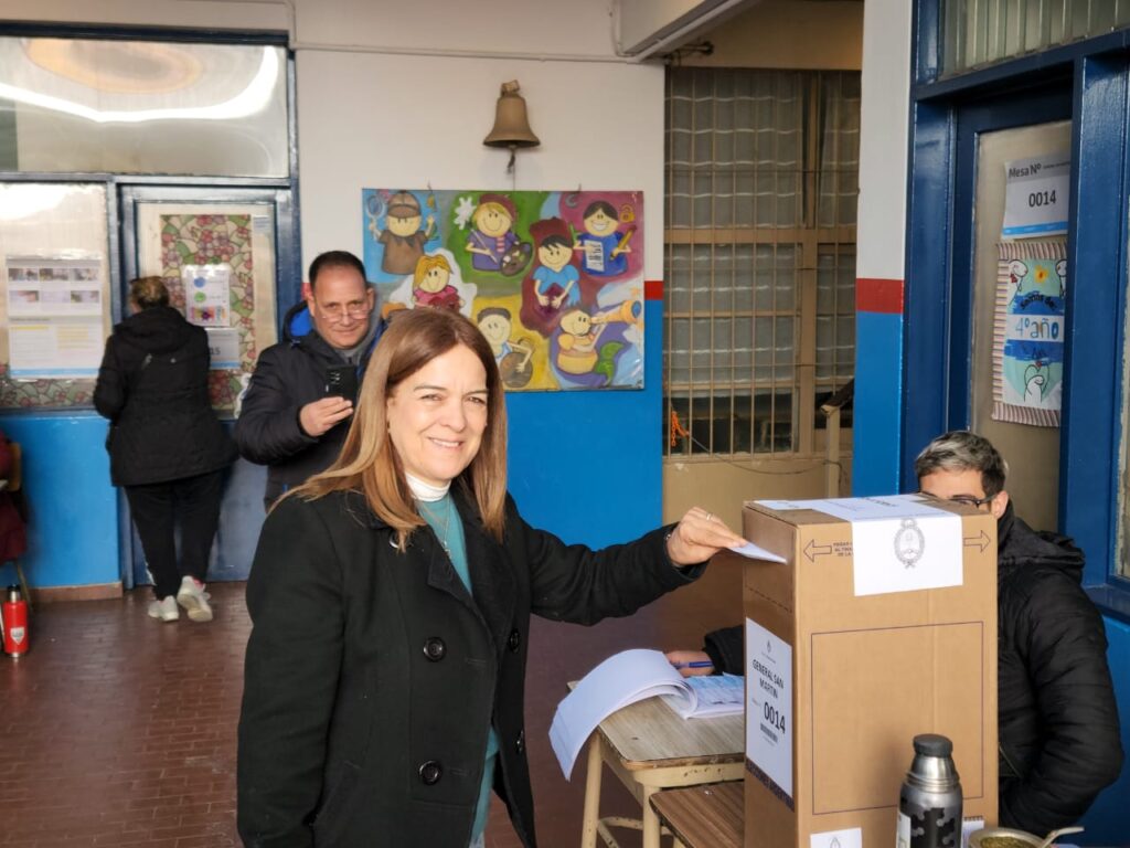 Nancy Cappelloni votó esta mañana en el Colegio María Inmaculada de San Martín.