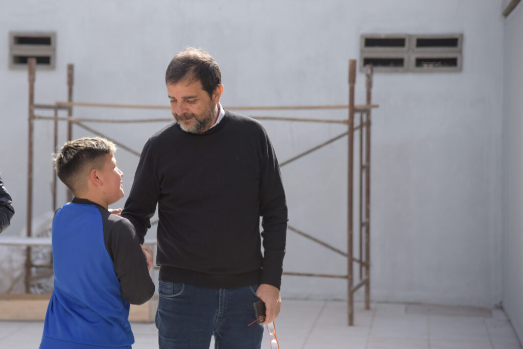 Fernando Moreira recorrió los trabajos, que incluyen cuatro aulas, cocina y dos patios