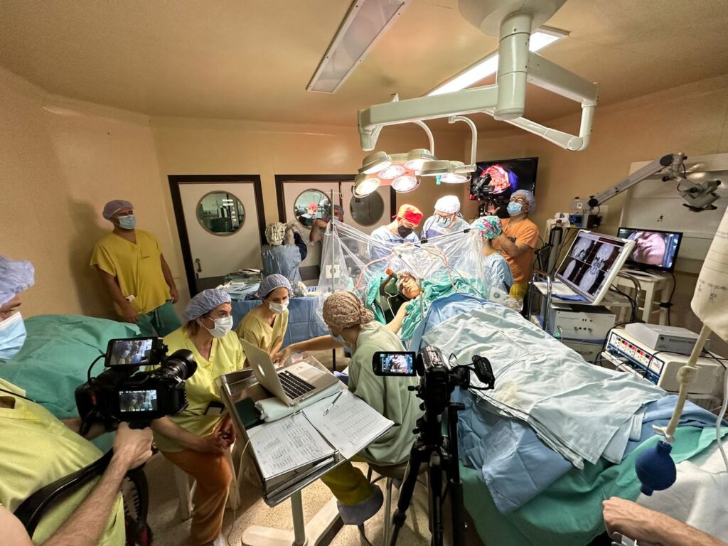 Realizan una inédita cirugía cerebral con mapeo de emociones en un Hospital de la provincia