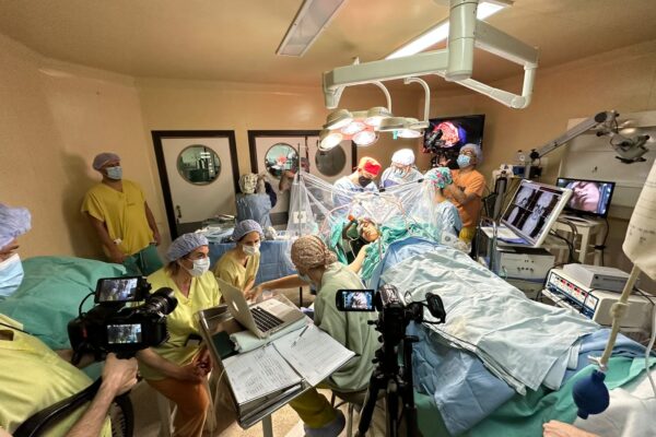 Realizan una inédita cirugía cerebral con mapeo de emociones en un Hospital de la provincia