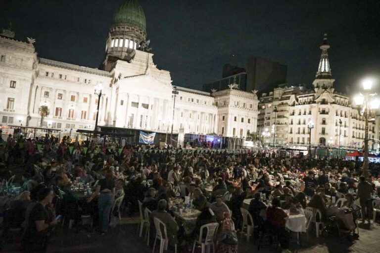 Ninguna familia sin Navidad: Mas de 4000 personas en la cena de nochebuena en el Congreso