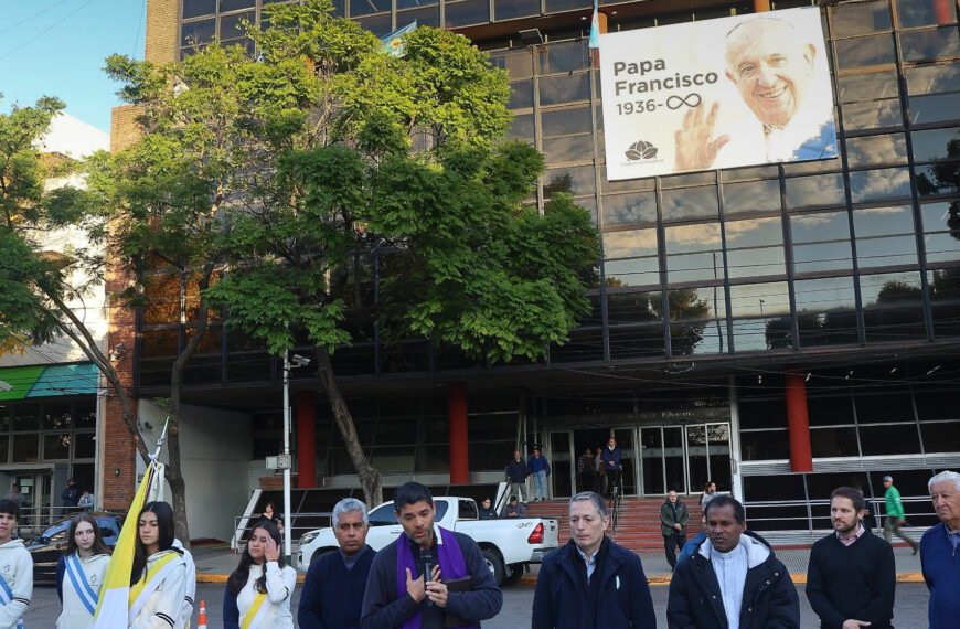 Fernando Gray encabezó el acto municipal…