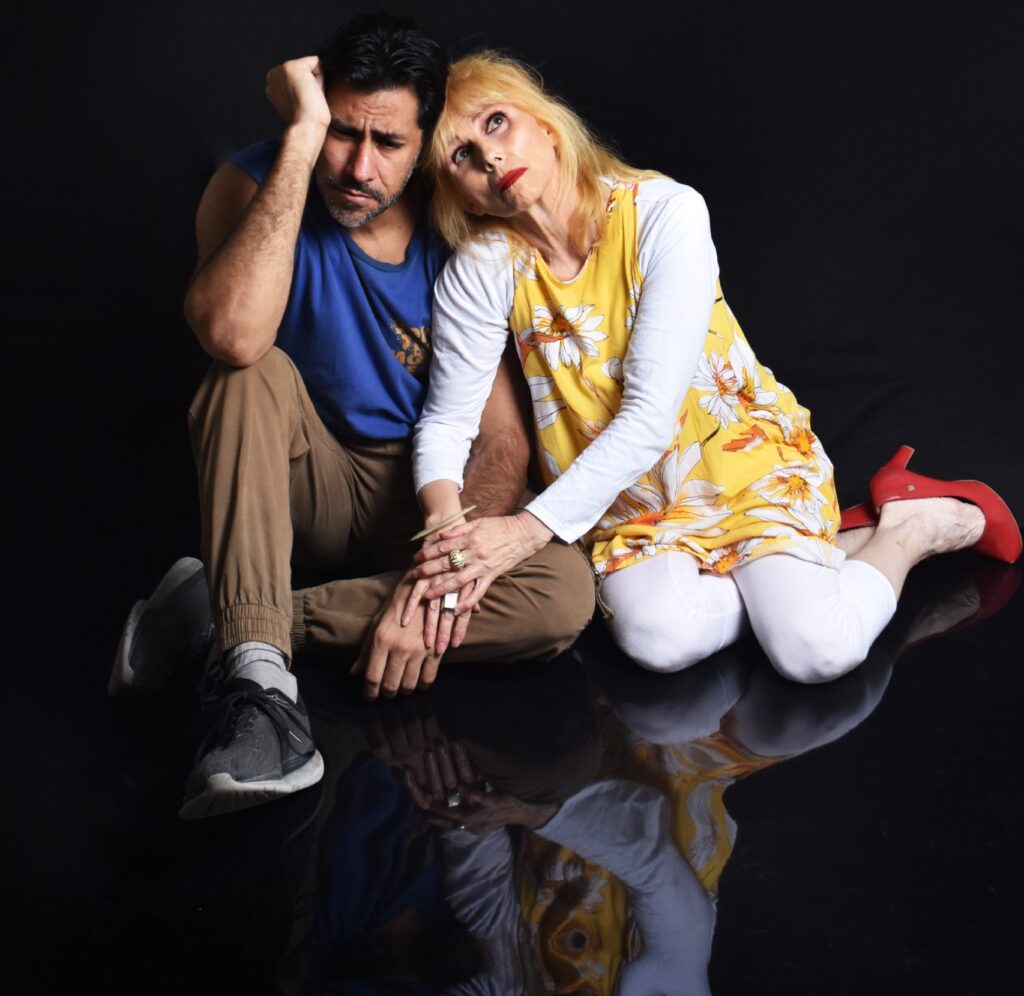 «El Montacargas» dos personajes atrapados en un montacargas escrita por Carla Lis Conti