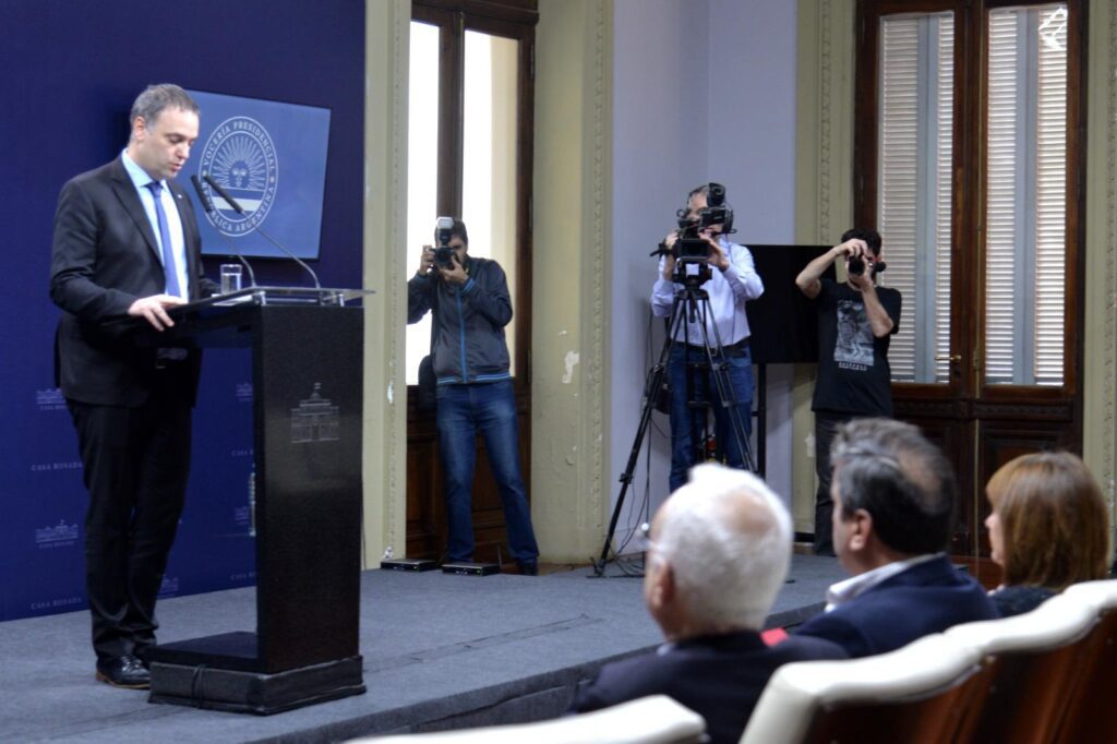 El gobierno anunció una reforma migratoria: más controles para residentes, aranceles en salud y educación y expulsión de delincuentes