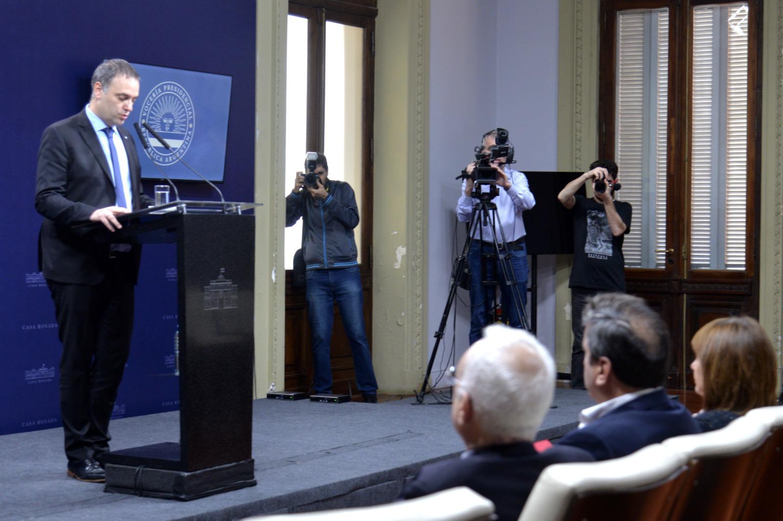 El gobierno anunció una reforma migratoria: más controles para residentes, aranceles en salud y educación y expulsión de delincuentes