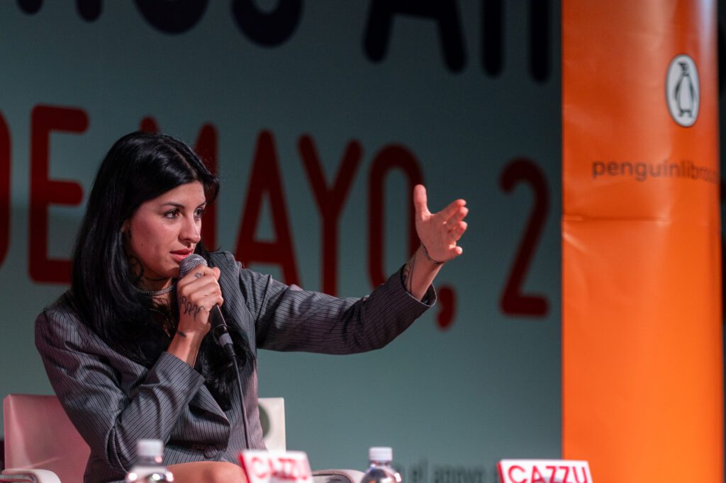 CAZZU presentó ‘PERREO, UNA REVOLUCIÓN’ a sala llena en la Feria del Libro