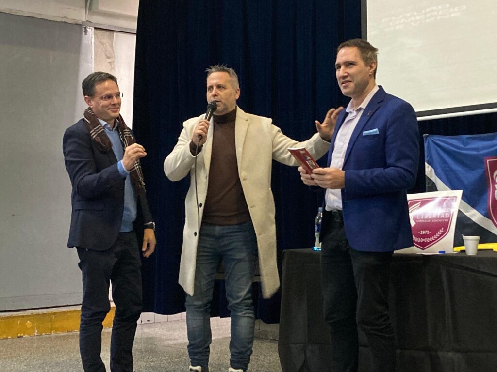 Damian Di Pace visitó el Instituto Libertad de Hernán Sardella