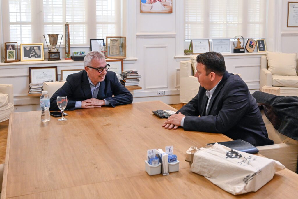 Julio Zamora recibió al intendente de Carmelo, Luis Parodi, con motivo de fortalecer los vínculos de trabajo para el beneficio de ambas comunidades