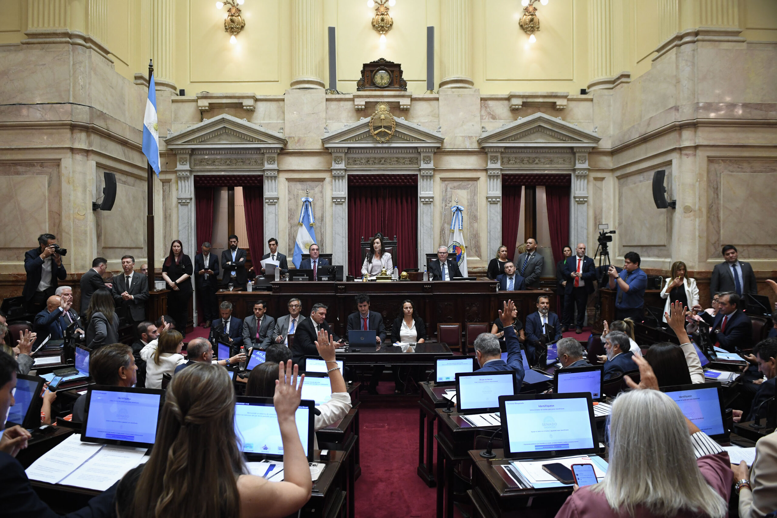 El Senado de la Nación aprobó este jueves la reforma de la Ley de Glaciares impulsada por el Gobierno y le dio media sanción al proyecto, que ahora deberá ser tratado en la Cámara de Diputados. La iniciativa obtuvo 40 votos a favor y 31 en contra, tanto en la votación en general como en particular, mientras que la neuquina Julieta Corroza se abstuvo. La votación expuso divisiones internas en distintos bloques. La Libertad Avanza acompañó de manera unificada el texto. También respaldaron la iniciativa los legisladores del interbloque kirchnerista Lucía Corpacci y Sergio Uñac, además de otros senadores que en los últimos meses se habían distanciado del sector. Parte del radicalismo y del peronismo votó en contra. La reforma introduce cambios centrales en la normativa vigente desde 2010. La ley actual protege todas las masas de hielo y el ambiente periglacial como reservas estratégicas de recursos hídricos, y establece el Inventario Nacional de Glaciares a cargo del IANIGLA, dependiente del Conicet. El proyecto aprobado redefine el alcance de la protección, limitándola a los glaciares que cumplan una “función hídrica efectiva” para la recarga de cuencas. Además, habilita a cada provincia a determinar la autoridad de aplicación encargada de identificar, con base técnico-científica, los glaciares y ambientes periglaciales dentro de su territorio. Desde el oficialismo sostienen que la modificación busca armonizar la norma con la Constitución y con el principio de dominio originario de los recursos naturales por parte de las provincias. Argumentan que la ley vigente generó ambigüedades jurídicas, judicialización de proyectos y paralización de inversiones, especialmente en el sector minero. En cambio, los sectores opositores y organizaciones ambientalistas advierten que los cambios podrían debilitar la protección ambiental, fragmentar criterios entre provincias y reducir el rol técnico del IANIGLA. Algunos legisladores anticiparon que, de convertirse en ley, podría enfrentar planteos de inconstitucionalidad. El debate se da en el marco de la estrategia del Gobierno para promover inversiones en minería y energía, con el argumento de reactivar la economía. Ahora, la definición quedará en manos de Diputados, donde se anticipa una discusión igualmente intensa sobre federalismo ambiental, desarrollo productivo y preservación de los recursos hídricos.
